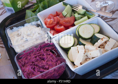 Salate, rote Beete, Tomaten, Gurken, Zucchini und Kartoffeln Salat Stockfoto