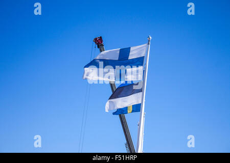 Finnische Flagge vor der estnischen und der schwedischen Flagge Stockfoto