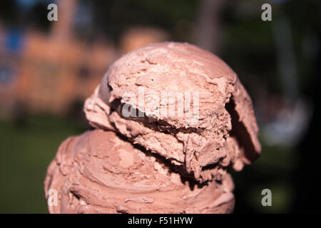 Closeup auf eine braune Schokolade Eis, in einer hand Stockfoto
