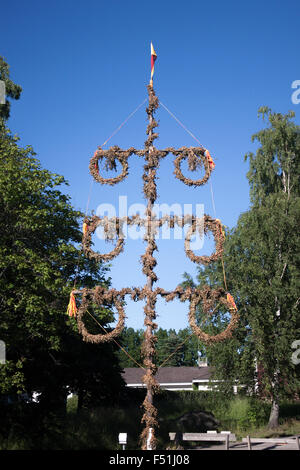 Ein Alter Sommersonnenwende Pole in Tenhola, Raseborg, Finnland Stockfoto