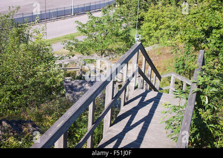 Holztreppen, in der Natur, in der Nähe einer Fabrik Stockfoto
