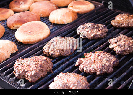 Hamburger Rindfleisch und Brötchen auf einem Grill Grillen Stockfoto