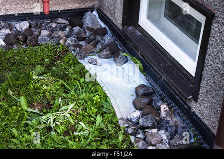 Ein Gärtner, Steinen, im Garten platzieren Stockfoto