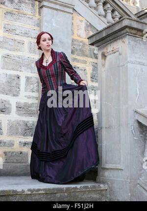Porträt von einem schönen roten Haaren Mädchen tragen gotisch inspirierte viktorianischen Kleidung. Vampir oder historische Romanze Ära. Stockfoto