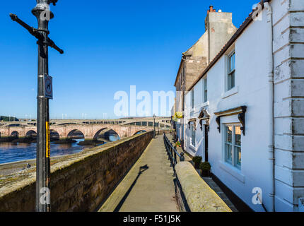 Weg entlang der Kaimauern Blick auf Brücken über den Fluss Tweed, Berwick-upon-Tweed, Northumberland, England, UK Stockfoto