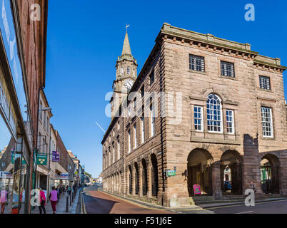 Sehen Sie Marygate mit dem Rathaus auf der rechten Seite, Berwick-upon-Tweed, Northumberland, England, UK Stockfoto