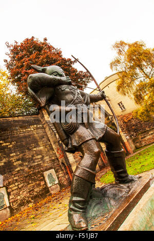 Statue von Robin Hood der berühmten Bogenschützen außerhalb Nottingham Castle Nottinghamshire England UK GB EU Europa Stockfoto