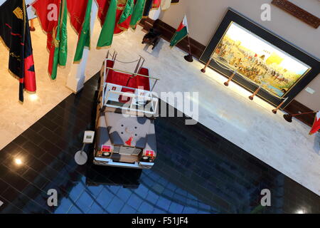 Eingangshalle, das Militärmuseum mit einem Mark 1 Land Rover, Riffaa, Königreich von Bahrain Stockfoto