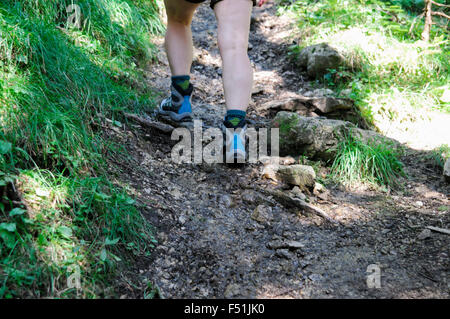 Weibliche Wanderer Wanderungen im Wald. Nahaufnahme von der Füße und Schuhe Model-Release verfügbar Stockfoto