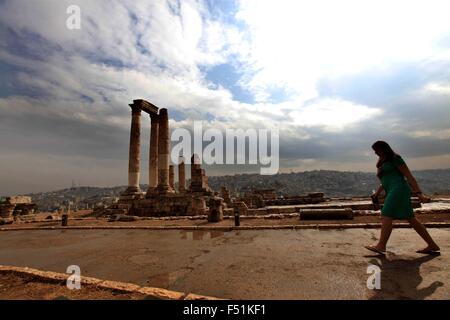 Amman, Jordanien. 26. Oktober 2015. Touristen besuchen die Hügel Zitadelle archäologische Stätte in Amman, Jordanien, am 26. Oktober 2015. Die Website, die zentrale Amman überragt, enthält einige der frühesten Befestigungen, einer byzantinischen Kirche aus dem 6. oder 7. Jahrhundert, der Tempel des Herkules aus 161-180 N.Chr. und der umayyadische Palastkomplex um 720 n. Chr. aus dem Kredit: Mohammad Abu Ghosh/Xinhua/Alamy Live News Stockfoto