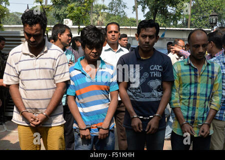 Bangladesch-Polizei escort Minhajul Abedin Russel (L), Shakhawat Hossain (2L), Russel Chowdhury (2R) und Tamjid Ahmed Rubel (L), nachdem sie über den Mord an italienischer Staatsbürger Cesare Tavella in Dhaka am 26. Oktober 2015 verhaftet wurden. Italienischer Staatsbürger Cesare Tavella wurde am 28. September von bewaffneten Verbrecher in der Hauptstadt Gulshan diplomatische Zone erschossen. Stockfoto