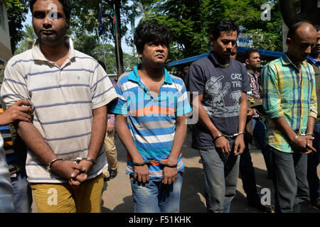 Bangladesch-Polizei escort Minhajul Abedin Russel (L), Shakhawat Hossain (2L), Russel Chowdhury (2R) und Tamjid Ahmed Rubel (L), nachdem sie über den Mord an italienischer Staatsbürger Cesare Tavella in Dhaka am 26. Oktober 2015 verhaftet wurden. Italienischer Staatsbürger Cesare Tavella wurde am 28. September von bewaffneten Verbrecher in der Hauptstadt Gulshan diplomatische Zone erschossen. Stockfoto