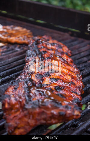 Lende Schweinerippchen auf einen Gas-Grill Grillen Stockfoto