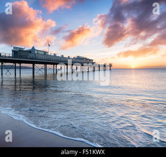 Sonnenaufgang über den Pier in Paignton an der Küste von Devon Stockfoto