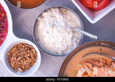 Apfel-Mayonnaise-Salat, zwischen anderen Salsa, getrocknete Zwiebeln, Tomaten und andere Salate Stockfoto