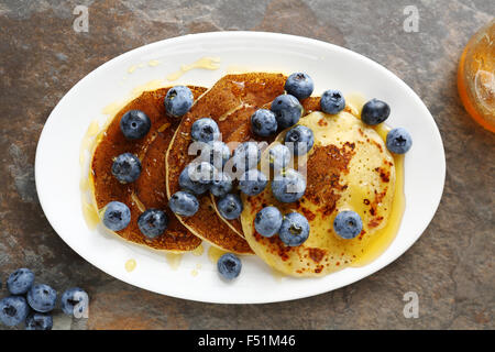 heißen goldenen Pfannkuchen mit Beeren auf Teller, Essen Draufsicht Stockfoto