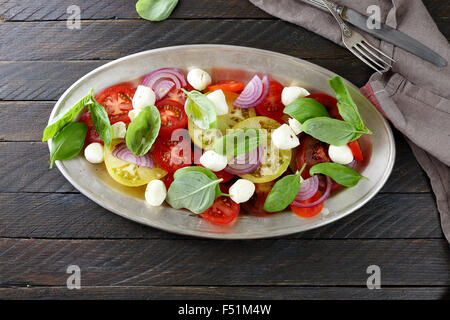 Sommer-Tomaten-Salat mit Mozzarella, Essen rustikal Stockfoto