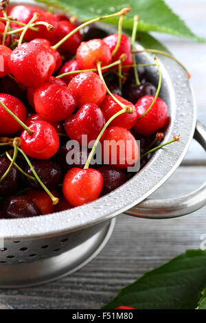 frische Kirschen im Sieb, Früchte closeup Stockfoto