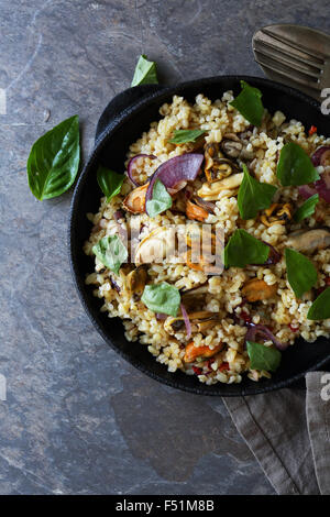 türkischer Bulgur mit Muscheln, Essen Stockfoto