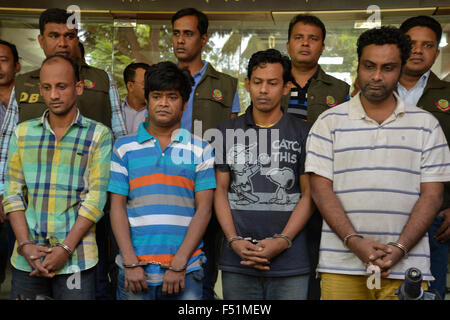 Bangladesch-Polizei escort Minhajul Abedin Russel (R), Russel Chowdhury (2R), Shakhawat Hossain (2 L) und Tamjid Ahmed Rubel (L), nachdem sie über den Mord an italienischer Staatsbürger Cesare Tavella in Dhaka am 26. Oktober 2015 verhaftet wurden. Italienischer Staatsbürger Cesare Tavella wurde am 28. September von bewaffneten Verbrecher in der Hauptstadt Gulshan diplomatische Zone erschossen. Stockfoto