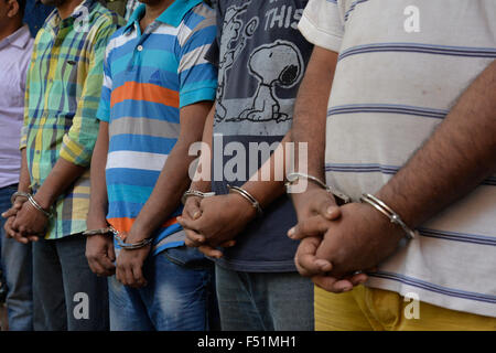 Bangladesch-Polizei escort Minhajul Abedin Russel (R), Russel Chowdhury (2R), Shakhawat Hossain (2 L) und Tamjid Ahmed Rubel (L), nachdem sie über den Mord an italienischer Staatsbürger Cesare Tavella in Dhaka am 26. Oktober 2015 verhaftet wurden. Italienischer Staatsbürger Cesare Tavella wurde am 28. September von bewaffneten Verbrecher in der Hauptstadt Gulshan diplomatische Zone erschossen. Stockfoto