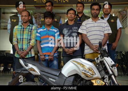 Bangladesch-Polizei escort Minhajul Abedin Russel (R), Russel Chowdhury (2R), Shakhawat Hossain (2 L) und Tamjid Ahmed Rubel (L), nachdem sie über den Mord an italienischer Staatsbürger Cesare Tavella in Dhaka am 26. Oktober 2015 verhaftet wurden. Italienischer Staatsbürger Cesare Tavella wurde am 28. September von bewaffneten Verbrecher in der Hauptstadt Gulshan diplomatische Zone erschossen. Stockfoto