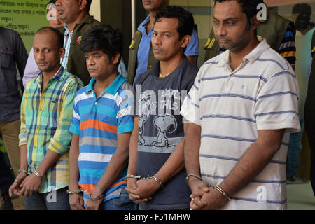 Bangladesch-Polizei escort Minhajul Abedin Russel (R), Russel Chowdhury (2R), Shakhawat Hossain (2 L) und Tamjid Ahmed Rubel (L), nachdem sie über den Mord an italienischer Staatsbürger Cesare Tavella in Dhaka am 26. Oktober 2015 verhaftet wurden. Italienischer Staatsbürger Cesare Tavella wurde am 28. September von bewaffneten Verbrecher in der Hauptstadt Gulshan diplomatische Zone erschossen. Stockfoto