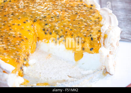 Leidenschaft-Creme-Kuchen mit Baiser und mango Stockfoto