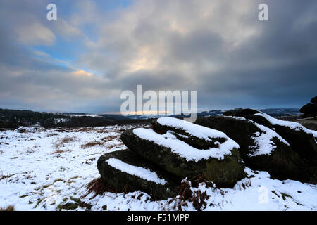 Januar, Winterschnee anzeigen, Gritstone Felsen auf Lawrence Feld, Grindleford Dorf, Derbyshire County; Peak District National Stockfoto