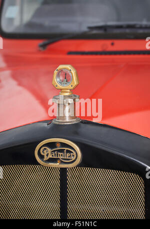 Oldtimer Autokühler Daimler und Calormeter. Stockfoto