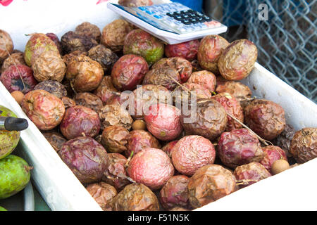 Viel frische Maracujas, Passiflora Edulis in einer Box auf einem Markt in Phu Quoc, Vietnam Stockfoto