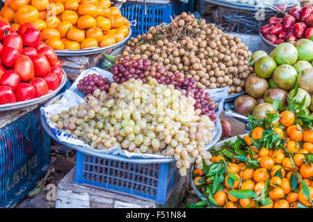 Eine Menge Trauben, Vitis Vinifera auf einem Obstmarkt in Vietnam Stockfoto