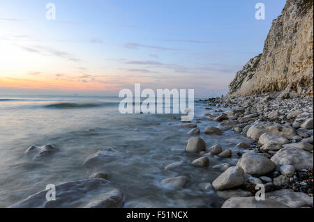 Weiße Kreidefelsen und Strand am Cap Blanc Nez nach Sonnenuntergang Stockfoto