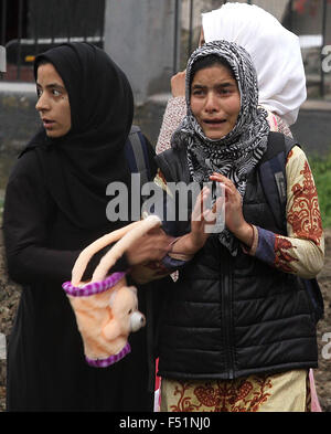 Srinagar, Kaschmir Indien kontrollierten. 26. Oktober 2015. Eine Kaschmir-Mädchen schluchzt nach einem schweren Erdbeben in Srinagar, Sommer in der Hauptstadt von Indien kontrollierten Kaschmir, am 26. Oktober 2015. Ein schweres Erdbeben getroffen Montag Indien kontrollierten Kaschmir und seinen angrenzenden Gebieten, sagten Beamte. Nach Meteorological Department Beamten in Srinagar ereignete Sommerhauptstadt von Indien kontrollierten Kaschmir, das Erdbeben der Stärke 7,5 auf der Richterskala sich um 14:39 Ortszeit. Bildnachweis: Javed Dar/Xinhua/Alamy Live-Nachrichten Stockfoto