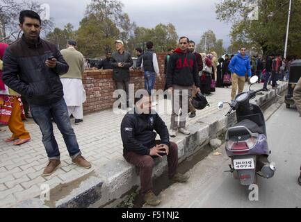 Srinagar, Kaschmir Indien kontrollierten. 26. Oktober 2015. Kashmiri Menschen versammeln sich vor nach einem schweren Erdbeben in Srinagar, Sommer in der Hauptstadt von Indien kontrollierten Kaschmir, am 26. Oktober 2015. Ein schweres Erdbeben getroffen Montag Indien kontrollierten Kaschmir und seinen angrenzenden Gebieten, sagten Beamte. Nach Meteorological Department Beamten in Srinagar ereignete Sommerhauptstadt von Indien kontrollierten Kaschmir, das Erdbeben der Stärke 7,5 auf der Richterskala sich um 14:39 Ortszeit. Bildnachweis: Javed Dar/Xinhua/Alamy Live-Nachrichten Stockfoto