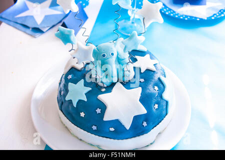 Marzipan-Kuchen mit einem Elefant Tier und blau blaue und weiße Sterne, gemacht für einen kleinen Jungen-Baby-Dusche Stockfoto