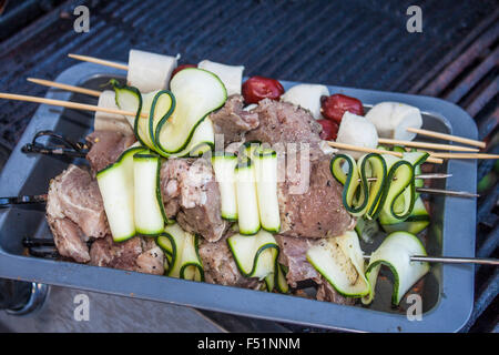 Fleisch, Gemüse und Wurst Spieße auf einem Teller, darauf warten, gegrillt werden Stockfoto