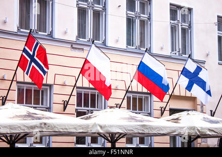 Norwegen-Polen-Russland-Finnland Flagge über einem Restaurant in Estland Stockfoto