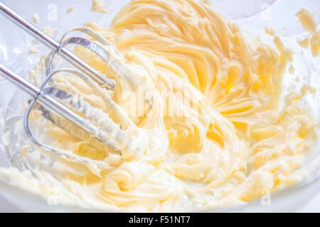 Butter in einer Schüssel voller Butter und Eigelb schlagen Stockfoto
