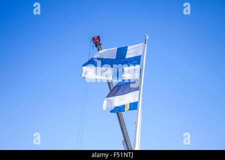 Finnische Flagge vor der estnischen und der schwedischen Flagge Stockfoto