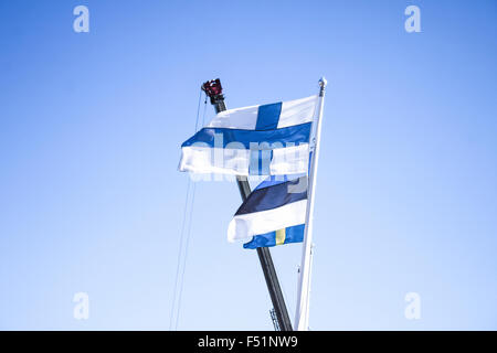 Finnische Flagge auf einem Pfahl vor estnischen und schwedische Flagge Stockfoto