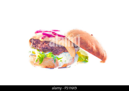 Hausgemachte Hamburger, gebildet von gehacktem Rindfleisch, Cheddar-Käse, roten Zwiebeln, Salat und Tsaziki, isoliert auf weißem Hintergrund Stockfoto