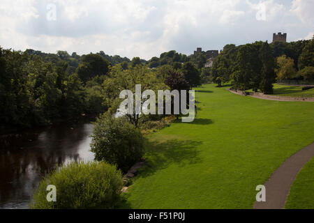 Blick nach Norden, entlang den Fluß Senke in Richtung Richmond Castle Park. Richmond ist eine Stadt und das Zentrum der Bezirk Richmondshire. Historisch gesehen ist es in der North Riding of Yorkshire, am Rande der Yorkshire Dales National Park gelegen. North Yorkshire, England, Vereinigtes Königreich. Stockfoto