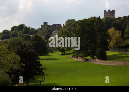 Blick nach Norden, entlang den Fluß Senke in Richtung Richmond Castle Park. Richmond ist eine Stadt und das Zentrum der Bezirk Richmondshire. Historisch gesehen ist es in der North Riding of Yorkshire, am Rande der Yorkshire Dales National Park gelegen. North Yorkshire, England, Vereinigtes Königreich. Stockfoto