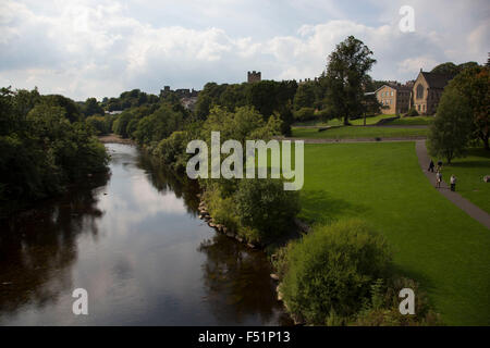 Blick nach Norden, entlang den Fluß Senke in Richtung Richmond Castle Park. Richmond ist eine Stadt und das Zentrum der Bezirk Richmondshire. Historisch gesehen ist es in der North Riding of Yorkshire, am Rande der Yorkshire Dales National Park gelegen. North Yorkshire, England, Vereinigtes Königreich. Stockfoto