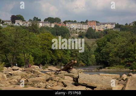 Richmond fällt auf die Fluß Senke. Richmond ist eine Stadt und das Zentrum der Bezirk Richmondshire. Historisch gesehen ist es in der North Riding of Yorkshire, am Rande der Yorkshire Dales National Park gelegen. North Yorkshire, England, Vereinigtes Königreich. Stockfoto