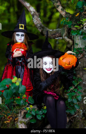 Zwei Hexen im Wald, Halloween-Konzept, Kindheit Stockfoto