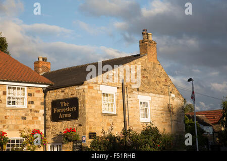 Die Forresters Arms Pub in Kilburn, ein Dorf und Zivilgemeinde in North Yorkshire, England. Es liegt am Rande des North York Moors National Park, Yorkshire, England, UK. Stockfoto