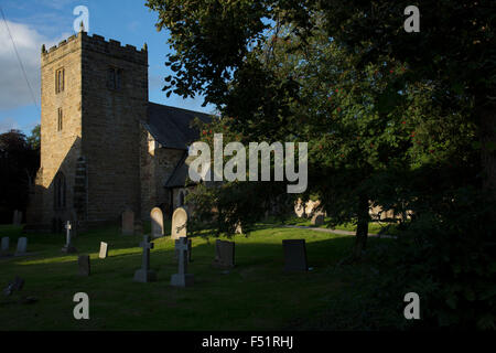 Marienkirche in Kilburn. Das Denkmalgeschützte Gebäude wurde Anfang des 12. Jahrhunderts errichtet und restauriert im Jahr 1869. Kilburn ist ein Dorf und Zivilgemeinde in North Yorkshire, England. Es liegt am Rande des North York Moors National Park, Yorkshire, England, UK. Stockfoto