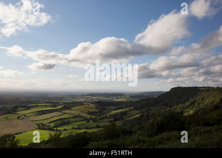 Sutton Bank, auch bekannt als Roulston Narbe ist ein Hügel im Stadtteil Hambleton von den North York Moors National Park, North Yorkshire in England, UK. Es ist ein Höhepunkt auf den Hambleton Hügeln mit einen herrlichen Blick über das Vale of York und Vale Mowbray.  Dies ist ein landwirtschaftliches Gebiet, wo Landleben und die Natur steht im Mittelpunkt des Lebens in dieser Gemeinde. Stockfoto